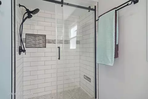 Bath - 1355 Picardy Ln, Hoffman Estates, IL 60192 photo 2 of 5