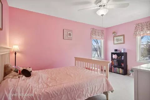 Bedroom - 1355 Picardy Ln, Hoffman Estates, IL 60192 photo 4 of 4