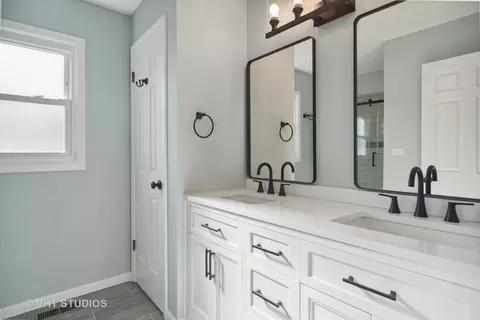 Bath - 1355 Picardy Ln, Hoffman Estates, IL 60192 photo 1 of 5
