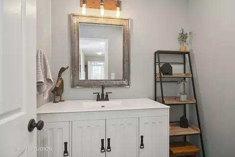 Bath - 1355 Picardy Ln, Hoffman Estates, IL 60192 photo 5 of 5