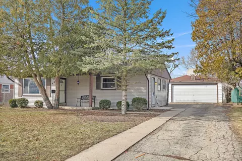 44 Wren Rd, Carpentersville, IL 60110