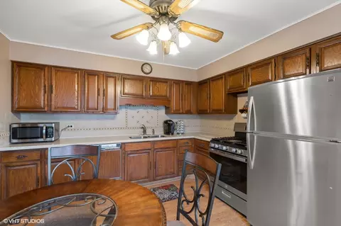 Kitchen - 2406 Sigwalt St, Rolling Meadows, IL 60008 photo 1 of 2