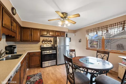 Kitchen - 2406 Sigwalt St, Rolling Meadows, IL 60008 photo 2 of 2