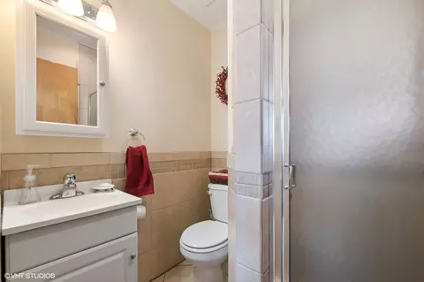 Bath - 2406 Sigwalt St, Rolling Meadows, IL 60008 photo 2 of 2