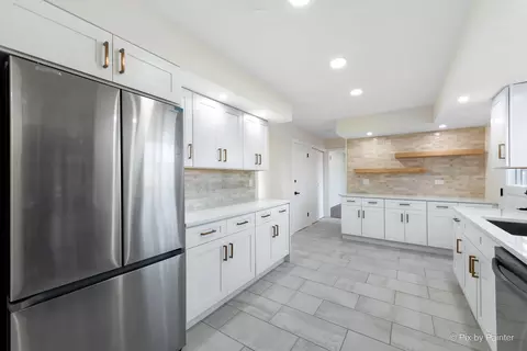 Kitchen - 443 S Oak Glen Dr, Bartlett, IL 60103 photo 4 of 4