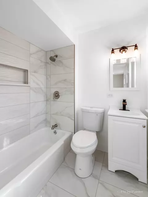 Bath - 443 S Oak Glen Dr, Bartlett, IL 60103 photo 2 of 4