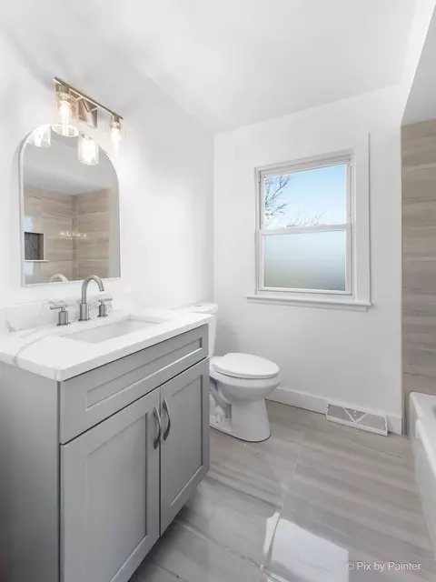 Bath - 443 S Oak Glen Dr, Bartlett, IL 60103 photo 4 of 4