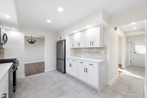 Kitchen - 443 S Oak Glen Dr, Bartlett, IL 60103 photo 2 of 4