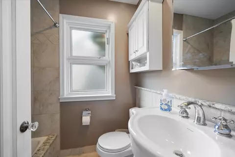 Bath - 955 Willow Rd, Winnetka, IL 60093 photo 3 of 4