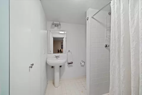 Bath - 955 Willow Rd, Winnetka, IL 60093 photo 4 of 4