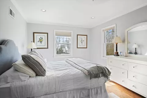Bedroom - 955 Willow Rd, Winnetka, IL 60093 photo 1 of 3
