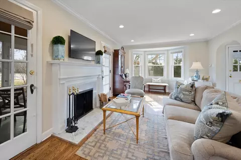 Living - 955 Willow Rd, Winnetka, IL 60093 photo 2 of 4