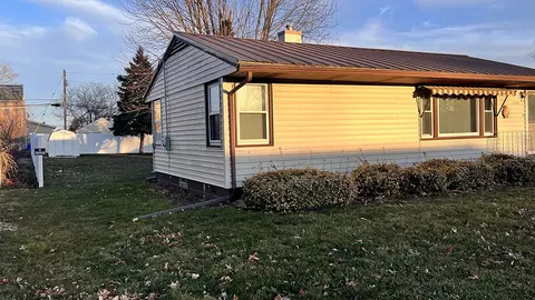 Exterior - 302 S Jackson St, Morrison, IL 61270 photo 12 of 13