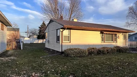 Exterior - 302 S Jackson St, Morrison, IL 61270 photo 2 of 13