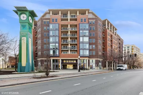 437 W Division St #905, Chicago, IL 60610