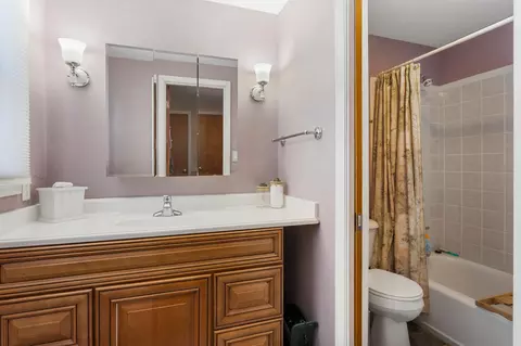 Bath - 802 Frank Dr, Champaign, IL 61821 photo 2 of 4