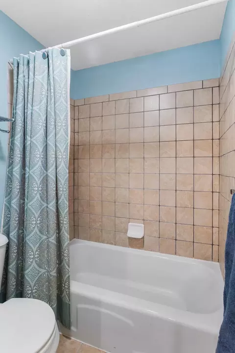 Bath - 802 Frank Dr, Champaign, IL 61821 photo 4 of 4