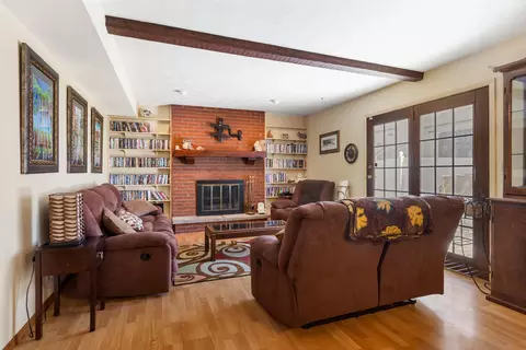 Living - 802 Frank Dr, Champaign, IL 61821 photo 2 of 4