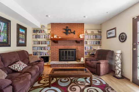 Living - 802 Frank Dr, Champaign, IL 61821 photo 3 of 4