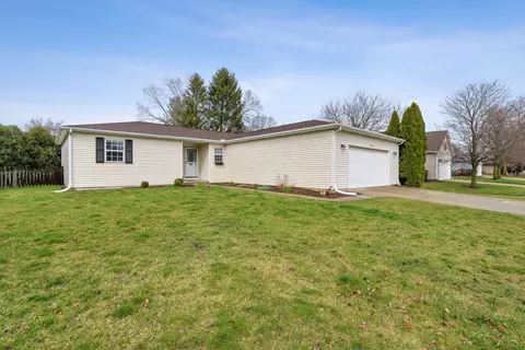 413 Rosewood Dr, Saint Joseph, IL 61873