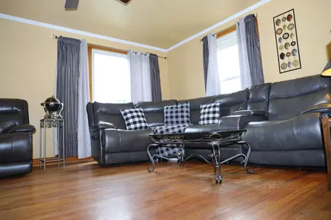 Living - 4641 Butterfield Rd, Hillside, IL 60162 photo 3 of 14