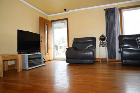 Living - 4641 Butterfield Rd, Hillside, IL 60162 photo 6 of 14