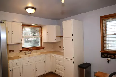 Kitchen - 4641 Butterfield Rd, Hillside, IL 60162 photo 3 of 5