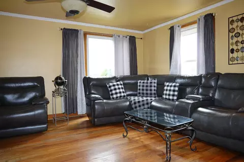 Living - 4641 Butterfield Rd, Hillside, IL 60162 photo 4 of 14