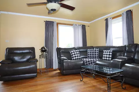 Living - 4641 Butterfield Rd, Hillside, IL 60162 photo 5 of 14