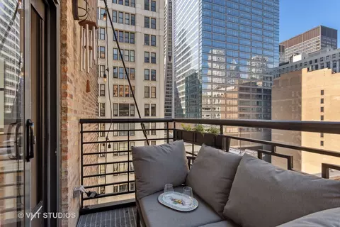 Exterior - 6 E Monroe St #1101, Chicago, IL 60603 photo 2 of 3