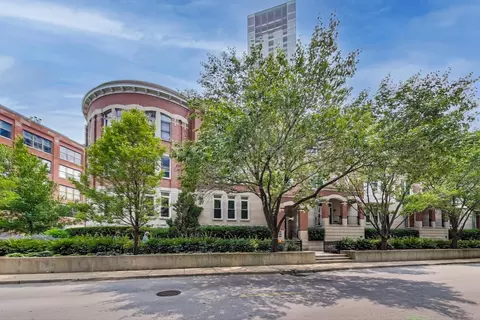 501 N Kingsbury St #E, Chicago, IL 60654