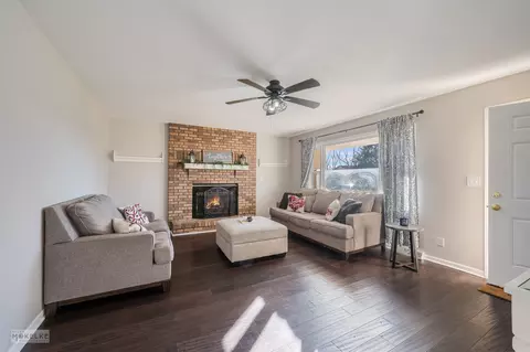Living - 21 Jack St, Plano, IL 60545 photo 2 of 7