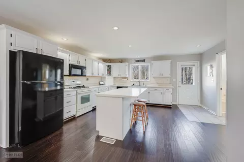 Kitchen - 21 Jack St, Plano, IL 60545 photo 2 of 4
