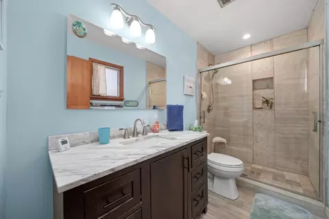 Bath - 1209 Timber Dr, Sleepy Hollow, IL 60118 photo 3 of 4