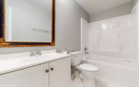 Bath - 985 Stuart Dr, Bartlett, IL 60103 photo 1 of 2
