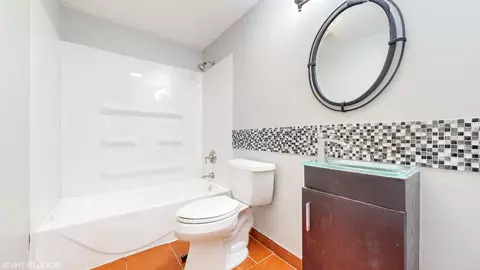 Bath - 985 Stuart Dr, Bartlett, IL 60103 photo 2 of 2