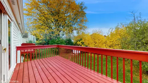 Exterior - 985 Stuart Dr, Bartlett, IL 60103 photo 7 of 10
