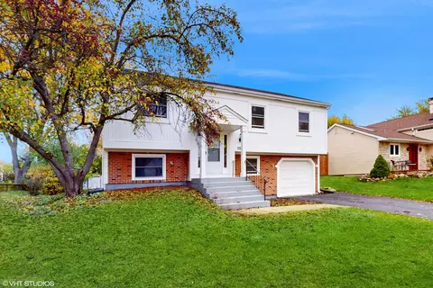 Exterior - 985 Stuart Dr, Bartlett, IL 60103 photo 2 of 10