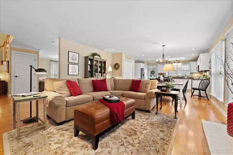 Living - 941 Howard St, Wheaton, IL 60187 photo 2 of 7