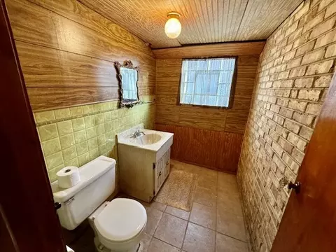 Bath - 4408 Oak Ave, Lyons, IL 60534 photo 2 of 2