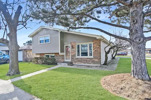 535 Canyon Trl, Carol Stream, IL 60188