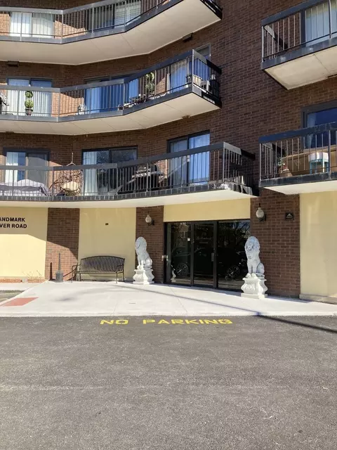 711 S River Rd #603, Des Plaines, IL 60016