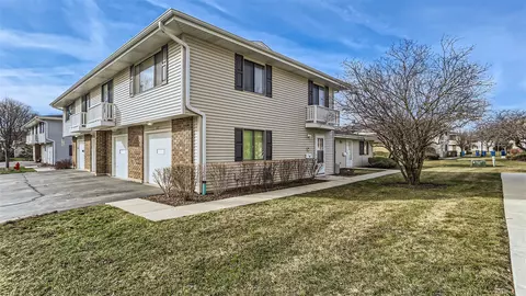 122 Cotuit Ct #122, Schaumburg, IL 60193