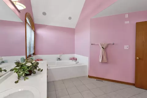 Bath - 1535 Creekside Dr, Hoffman Estates, IL 60169 photo 2 of 8