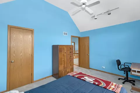 Bedroom - 1535 Creekside Dr, Hoffman Estates, IL 60169 photo 5 of 8
