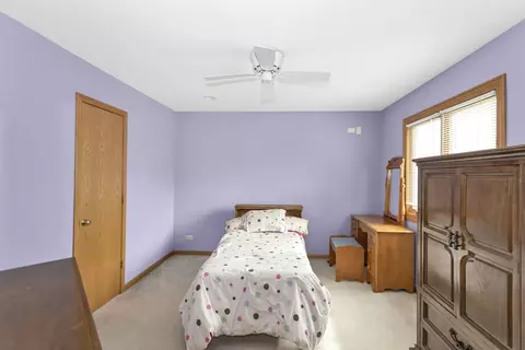 Bedroom - 1535 Creekside Dr, Hoffman Estates, IL 60169 photo 6 of 8