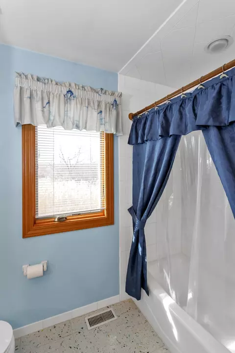 Bath - 1535 Creekside Dr, Hoffman Estates, IL 60169 photo 6 of 8