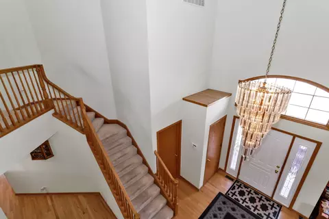 Entry Way - 1535 Creekside Dr, Hoffman Estates, IL 60169 photo 2 of 3