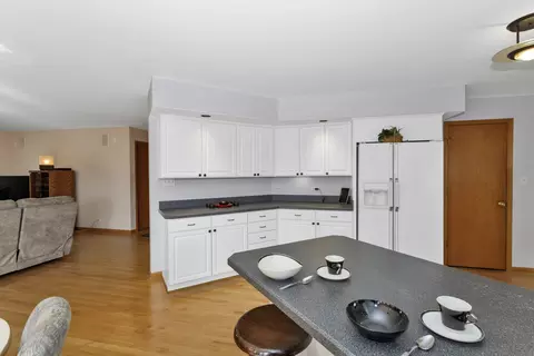 Kitchen - 1535 Creekside Dr, Hoffman Estates, IL 60169 photo 4 of 7