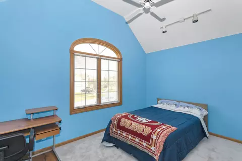 Bedroom - 1535 Creekside Dr, Hoffman Estates, IL 60169 photo 4 of 8
